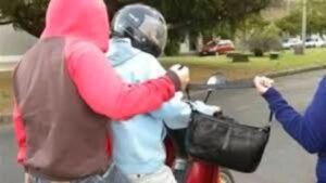 Asaltantes armados despojan a una mujer de su motocicleta y cartera en Pedro Juan