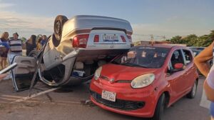 Auto vuelca en accidente de tránsito: conductor dio positivo al alcotest y tiene antecedentes por homicidio doloso