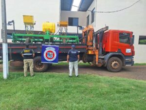 Incautan en Cerro Corá un camión que transportaba una sembradora de pasto indocumentada