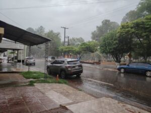 Intensa lluvia con gran actividad eléctrica se hace presente en Itapúa