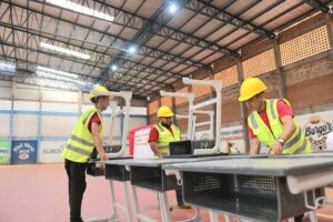 Pupitres chinos: gobierno inicia distribución de cuestionados mobilarios escolares