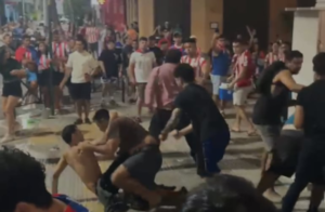 Video: “moquete amistoso” frente al Panteón de los Héroes entre hinchas que festejaban la victoria de Paraguay