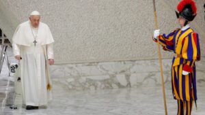 El Papa pasó una noche tranquila tras una nueva mejora en sus condiciones clínicas