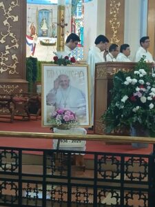 Caacupé: Visitantes esperan que el nuevo Papa tenga el don de gente que tuvo el Papa Francisco