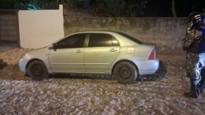 Delincuentes roban a dueña de joyería y abandonan vehículo robado