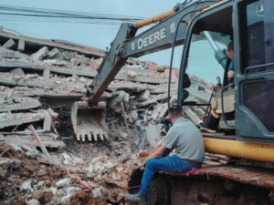 Derrumbe de edificio en Encarnación: bomberos confirman una persona fallecida