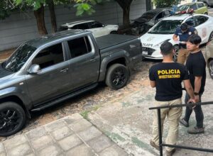 Hurtan arma y equipos electrónicos del interior de una camioneta