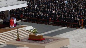 Juego del Papa Francisco de Lipe | Alrededor de 200,000 personas asisten a la Plaza de San Pedro y lugares en misa para decir lo mejor para Pontifff | Internacional