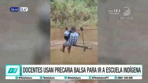 La travesía de maestros que cruzan el río Aquidabán para ir a enseñar a una escuela