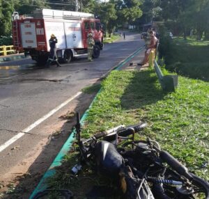 Motociclista se estrella contra puente y el vehículo arde en llamas en Caacupé
