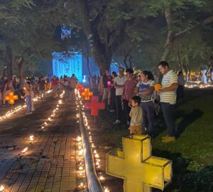 Multitudinaria concurrencia en el “Camino de las luces” en Concepción