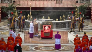 El féretro del papa Francisco llega a la basílica de San Pedro