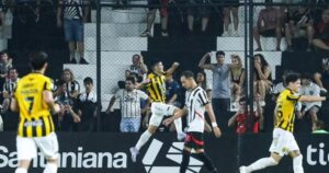 Gran remontada: Guaraní tumba el invicto de Libertad y aviva el campeonato tras vibrante clásico