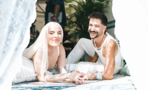 Camilo acompaña a Elena Rose en «Carteras Chinas»