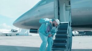 Eladio Carrión estrena el video de su canción «H.I.M»