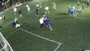 ¡Insólito! Barras de Vélez vieron camisetas de Peñarol en una canchita y les atacaron: ¡Eran policías!