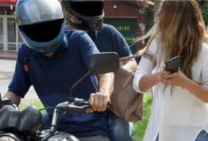Asaltantes a punta de cuchillo roban celular a una joven en Pedro Juan Caballero