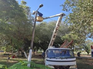 Bella Vista Norte mejora alumbrado público en la Plaza de los Héroes con apoyo de la ANDE