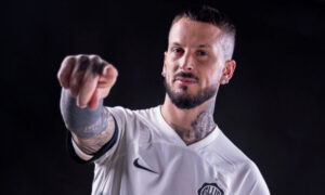 Benedetto se recuperó y, con nuevos tatuajes, ya volvió al banco de Olimpia