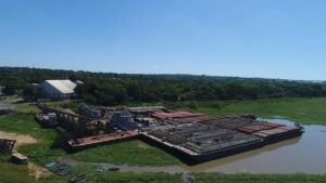 Conaderna denuncia contaminación de barcazas chatarras en el río Paraguay