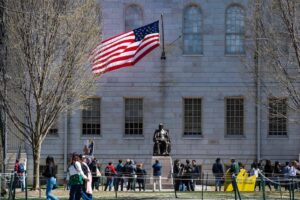 Incertidumbre envuelve a paraguayos en Harvard tras prohibición de Trump