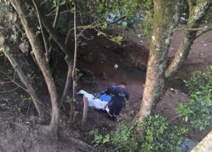 Indígena se ahogó en un arroyo tras compartir ronda de tragos