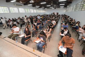 Itaipú omite lista de Becas del Gobierno y obliga a familias a costear las cuotas