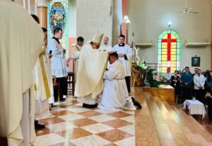 La Virgen del Pilar cobija a su nuevo hijo sacerdote: Fredy Vázquez fue ordenado en una emotiva misa