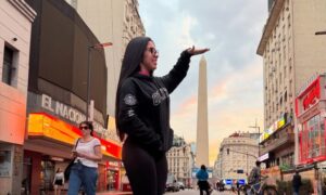 La maína de Olimpia se adelantó y ya llegó a Buenos Aires para alentar ante Vélez