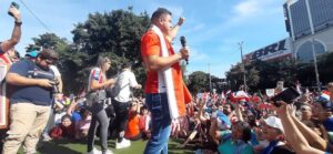Prieto convoca a una manifestación frente a las viviendas de Javier Zacarías y Rocío Abed durante la votación