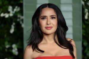 (VIDEO) ¡La ingueroviable razón por la que Salma Hayek se negaba a posar en bikini!