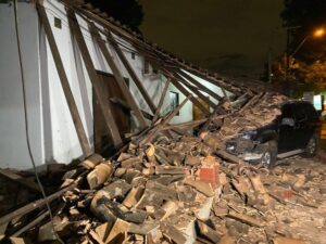 Video: conductora alcoholizada derrumba parte de una vivienda en Capiatá