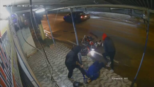 Vídeo: extrema violencia en asalto a un motociclista en Reducto