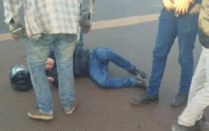 Conductor de moto sin licencia termina fracturado y detenido tras choque en Pedro Juan Caballero