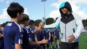 Myke Towers organizó un evento solidario junto al ex jugador David Villa