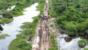 Alto Paraguay: sin ayuda del MOPC, luchan para reparar caminos