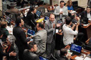 El Senado acepta un cambio de trabajo requerido por todos los intereses de Pedro y luego se mantiene con su investigación.