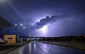 Meteorología anuncia una noche con lluvias y tormentas: nueve departamentos bajo alerta