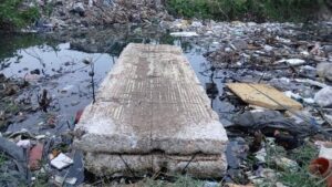 Por falta de puente, niños del Bañado Sur deben cruzar arroyo en una balsa de isopor