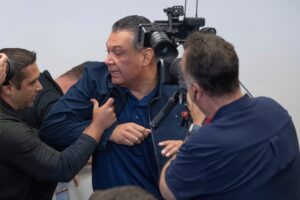 Senador Alex Padilla, capturado por una ebullición de una ebullición de Kristi Nem en Los Ameles