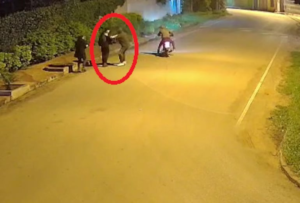 Video de circuito cerrado capta asalto a joven en Luque