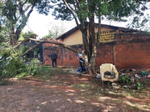 Municipalidad de Pedro Juan Caballero realizó limpieza en escuela «Prof. Olegario Ayala»