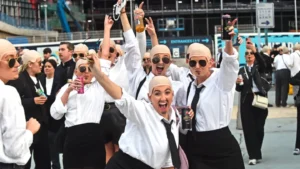 Fans de Pitbull se viralizan por usar «Pelucas calvas»