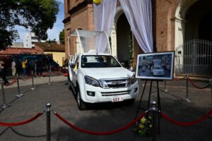 Con exhibición de fotos y el “papamóvil” conmemoran visita del papa Francisco a Paraguay