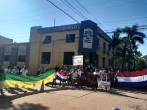 Denuncian que el titular del MOPC y el gobernador de Cordillera se burlan de pobladores que reclaman caminos dignos desde hace 40 años