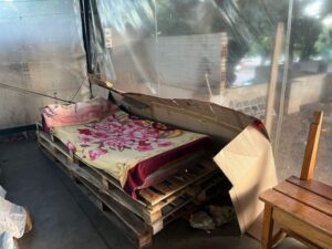 Familiares de pacientes de IPS sufren por el frío y falta de seguridad en precario albergue