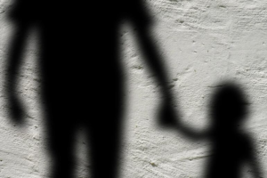 Investigan a agente de Interpol por supuesto abuso sexual de sus hijas