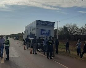 Motociclista muere tras chocar contra un camión estacionado en Pedro Juan Caballero