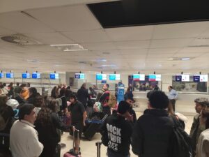 Pasajeros varados en Asunción tras fallido vuelo a Montevideo: denuncian abandono por parte de aerolínea