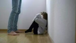Quemó la mano a su hija de nueve años luego de que le contó que su padrastro la abusaba